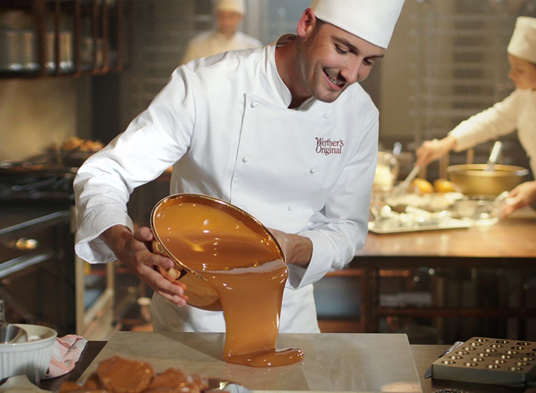 Viel hat sich seit der Herstellung der ersten Werther’s Original Sahnebonbons geändert – eines ist aber geblieben: In all unseren Köstlichkeiten stecken die besten Zutaten und sie werden mit der gleichen Liebe und Sorgfalt hergestellt wie einst von Gustav Nebel. Denn nur so entsteht der vertraute Geschmack von Werther’s Original Karamell, der uns verwöhnt und besondere Momente voller Wärme und Genuss erleben lässt.